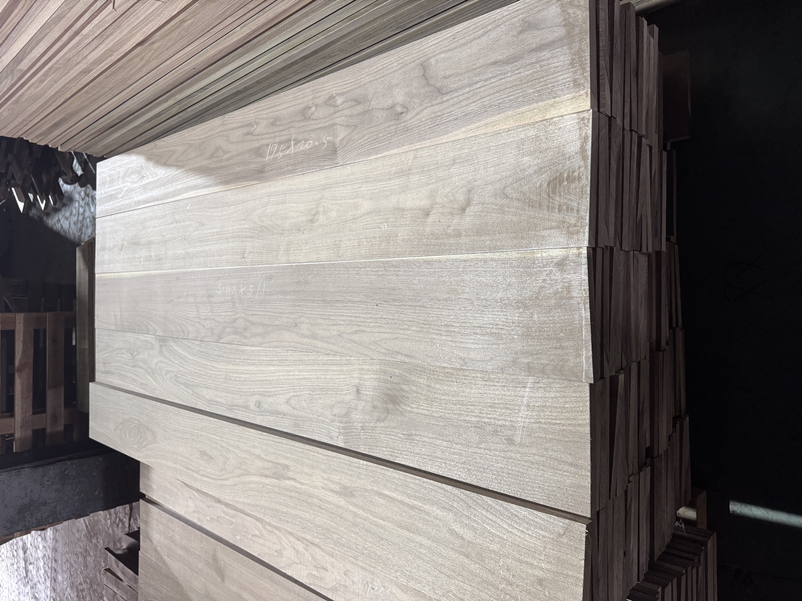 Kiln-dried lumber stacks 美国窑干板材堆垛